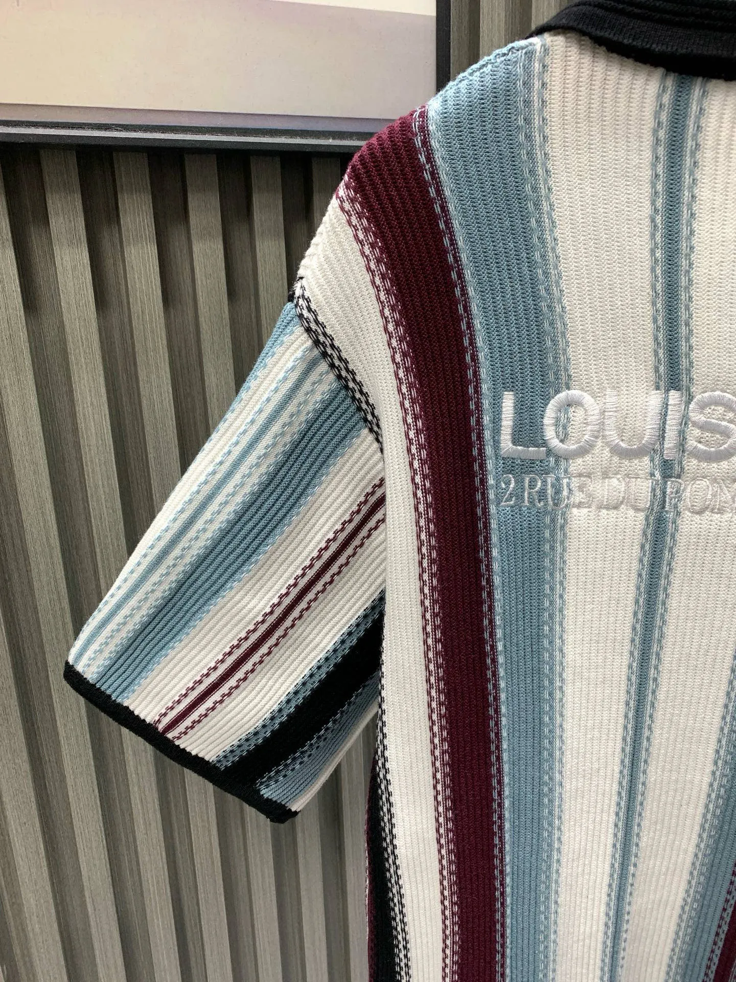 🅿️440 🀄️ Louis Vuitton Louis Vuitton 1v color block striped knitting. The original version was purchased for 15900 and developed. Custom-dyed 32-count double-ply combed cotton yarn. Used imported German (Stoll) 7 knitting machine custom-dyed yarn. Wool jacquard. Imported embroidery. Wool fermentation. Customized buttons. Customized trademark. Loose version. The original version is dyed and dyed. The color similarity is as high as 95%. The yarn is made of 2 strips of 260 combed cotton on the bottom + 5 strips of polyester + 1 strip of high-elastic stretch frame. The loom is a 14-needle STOLL machine imported from Germany. Each piece of fabric takes 390 minutes. Due to the particularity of this weave, the stability requirements of the machine are very high. Many machines cannot do it. The weaving time is very long. It is easy to have waste pieces when weaving the piece. The loss will be very large. The sewing plate is sewn with a 20-needle plate. In order to maximize the restoration effect, our large body fabric pieces are woven on an ultra-fine 16-needle flat machine. The whole piece of clothing has almost no knots. It is recommended to pair it with shorts of the same style.
